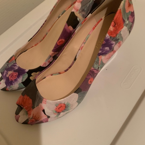 Nine West Floral Peep Toe Wedges with Gold Accented Wedge Heal size 9 - Picture 4 of 12